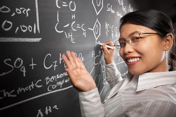 Studente donna che lavora sull'equazione — Foto Stock