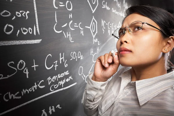 Vrouwelijke student werkt aan vergelijking — Stockfoto