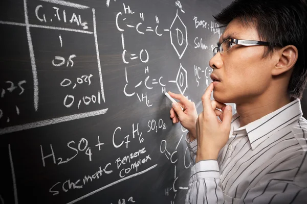 Manlig student arbetar på ekvationen — Stockfoto