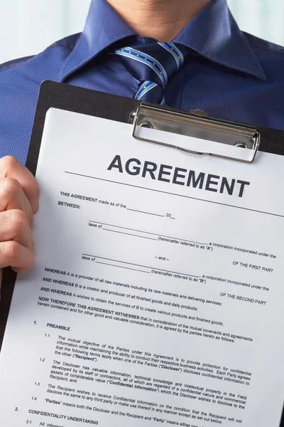 Podnikatel drží dohody papíru — Stock fotografie