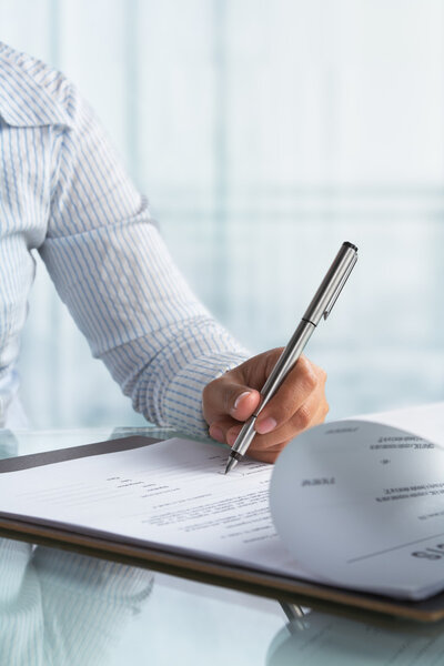 Empresaria firmando papel — Foto de Stock