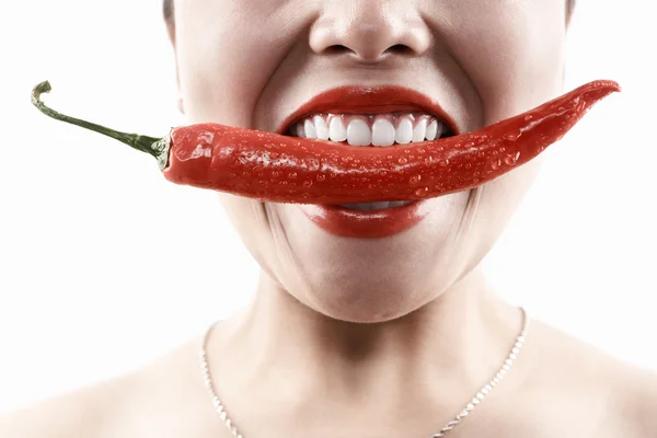 Mujer sosteniendo chile rojo grande en la boca —  Fotos de Stock