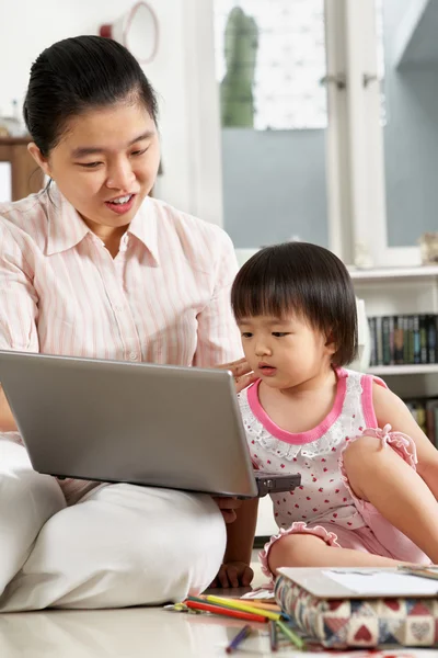 Mor och dotter spelar laptop tillsammans — Stockfoto