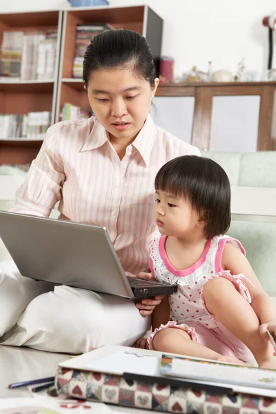 Mor och dotter spelar laptop tillsammans — Stockfoto