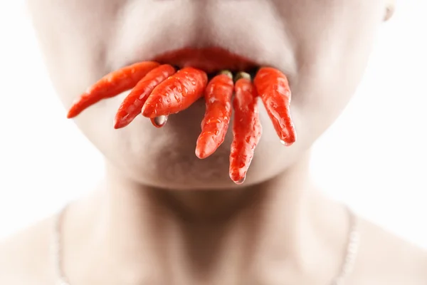 Γυναίκα που κρατά πολύ κόκκινο τσίλι με στόμα — Φωτογραφία Αρχείου