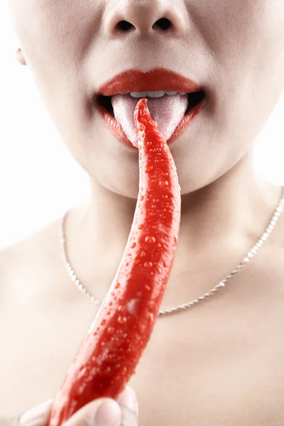 Vrouw proeverij grote rode chili — Stockfoto