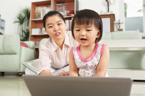 Klein meisje spelen laptop — Stockfoto