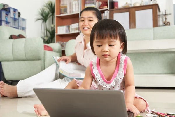Klein meisje spelen laptop — Stockfoto