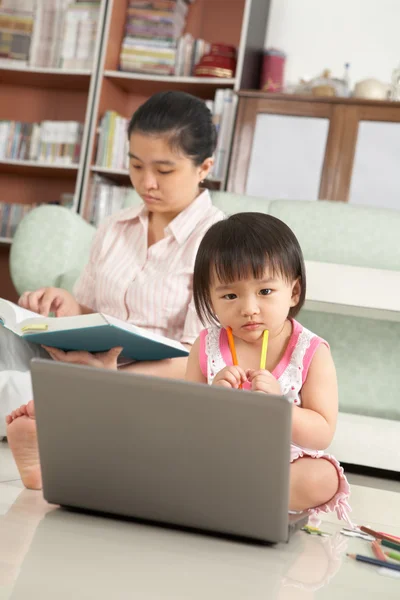 Маленькая девочка играет на ноутбуке — стоковое фото
