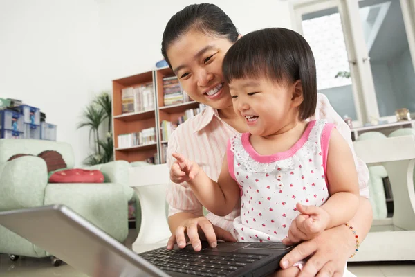 Mor og datter leger laptop sammen - Stock-foto