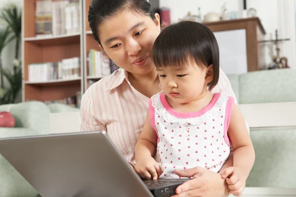 Madre e figlia giocare computer portatile insieme — Foto Stock