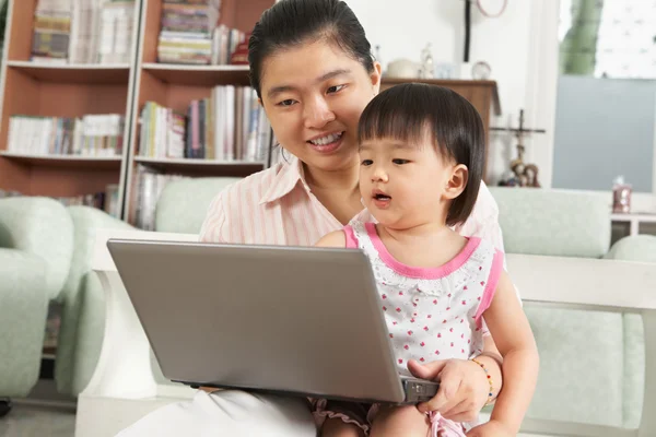 Madre e figlia giocare computer portatile insieme — Foto Stock