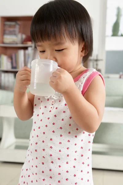 Маленькая девочка пьет воду — стоковое фото