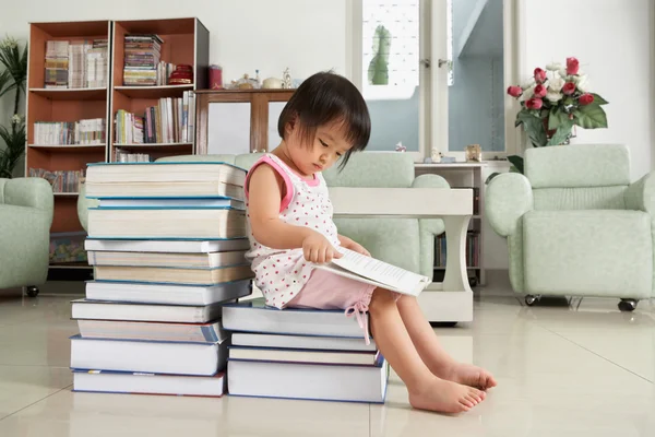 Litlle κορίτσι ανάγνωση πολλά βιβλία — Φωτογραφία Αρχείου