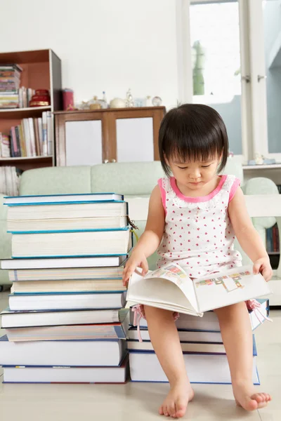 Litlle meisje het lezen van veel boeken — Stockfoto