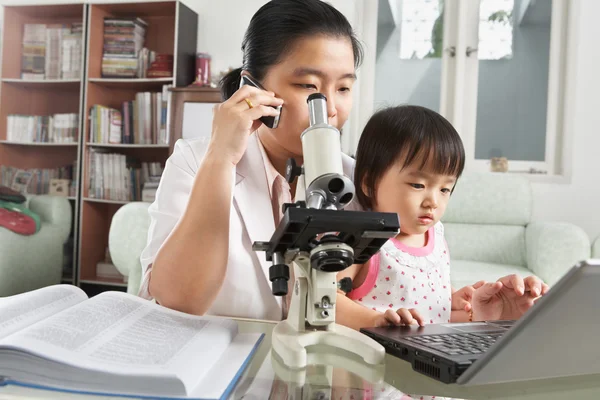 Busy mother try to play with her daughter — Stock Photo, Image