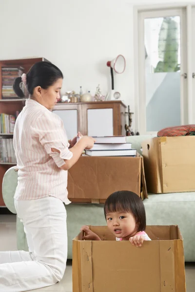 stock image Mother and daugher packing