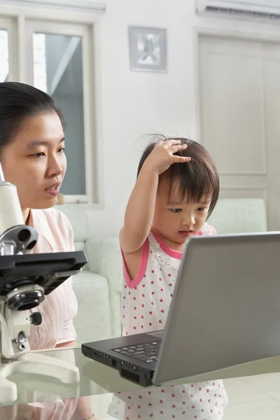 आई आपल्या मुलीला तंत्रज्ञानाची ओळख करुन देते — स्टॉक फोटो, इमेज