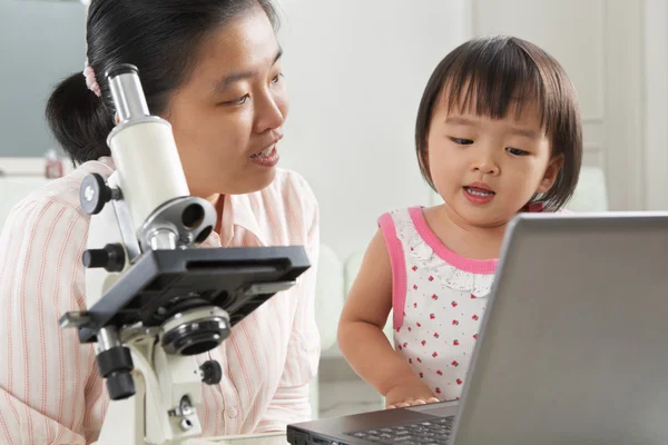 Mother introduce technology to her daughter — Stock Photo, Image