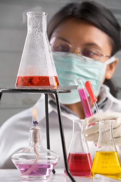 Científico examinando solución química hervida — Foto de Stock
