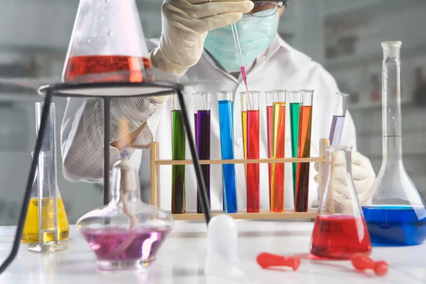 Scientist doing experiment — Stock Photo, Image