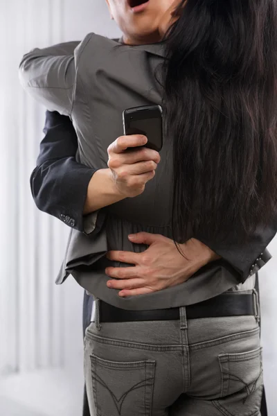 Επιχείρηση ζευγάρι αγκαλιά ακόμη ο άνθρωπος εξακολουθεί να χρησιμοποιεί κινητό τηλέφωνο — Φωτογραφία Αρχείου
