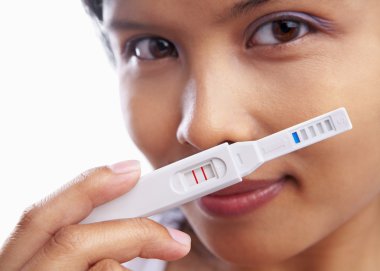 genç kadın mutlu hamilelik testi gösterilen