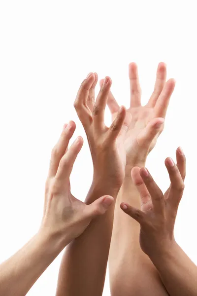 Alcance o gesto de mão do tom de pele diferente — Fotografia de Stock