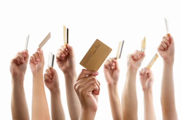 Un sacco di mani in possesso di carta di credito oro — Foto Stock
