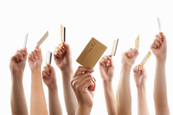 Много рук держат золотую кредитную карту
