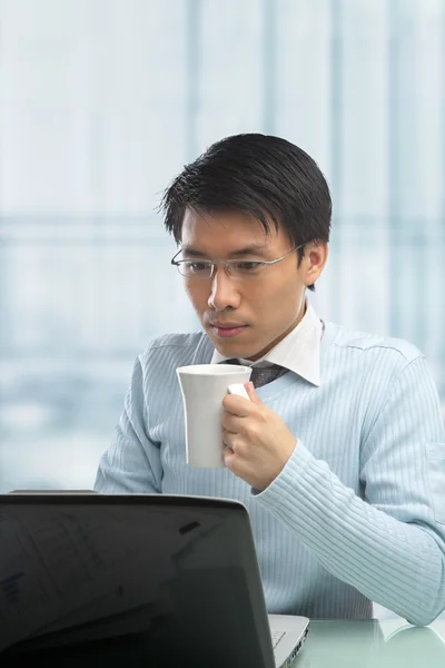 Jovem chinês masculino trabalhando no escritório — Fotografia de Stock