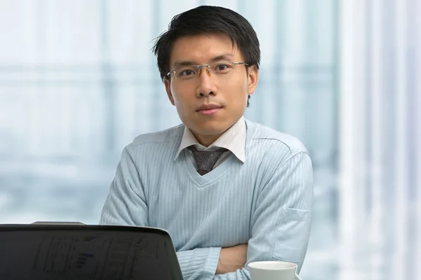 Jeune Chinois mâle travaillant dans le bureau — Photo
