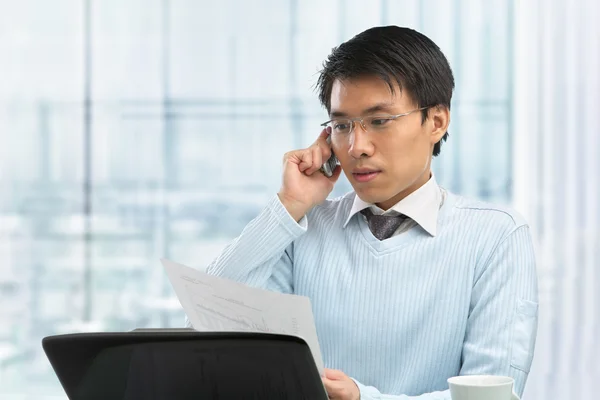 Jonge chinese man werken in office — Stockfoto