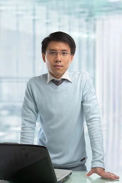 Jeune homme d'affaires chinois — Photo