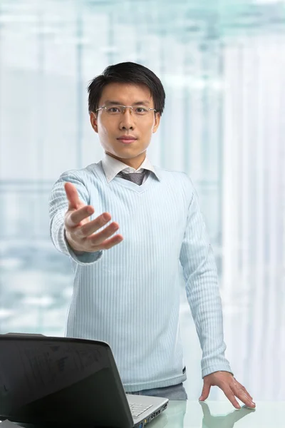 Молодой китайский бизнесмен — стоковое фото