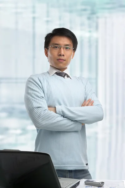 Молодой китайский бизнесмен — стоковое фото
