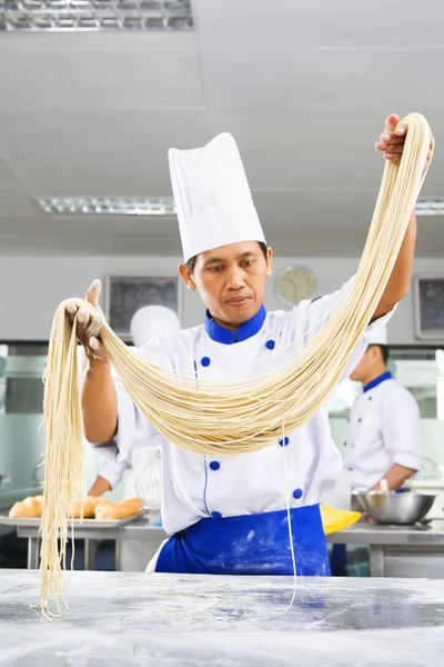Chef fazendo macarrão — Fotografia de Stock