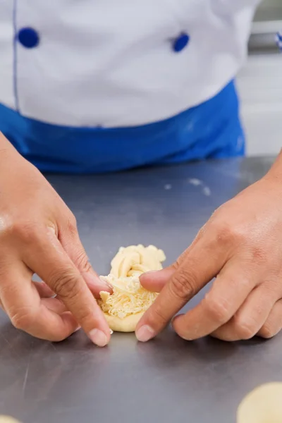 Making sweet bread filled with cheese — Stock Photo, Image