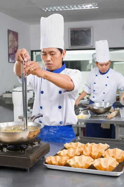 Chef-kok voorbereiding van de gebakken tarwe bowl — Stockfoto