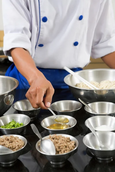 Chef preparing the ingredient — Stock Photo, Image