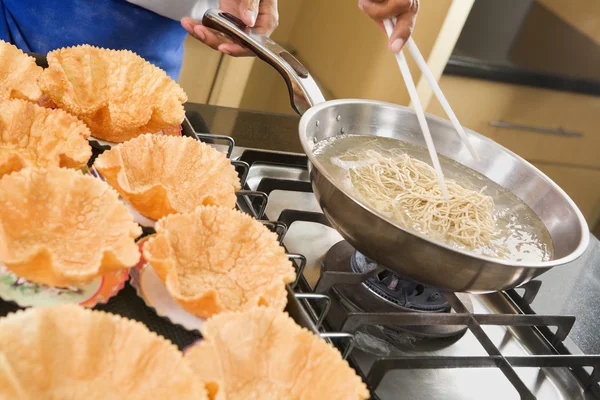 Boiling the noodle — Stock Photo, Image