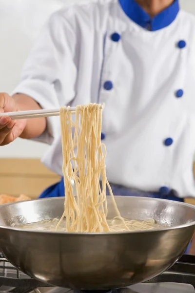 Boil the noodle — Stock Photo, Image
