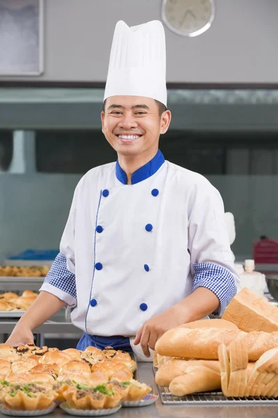 Chef ou boulanger posant devant les pâtisseries — Photo