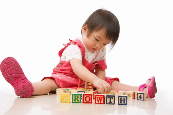 Asiatiska kvinnliga småbarn spelar — Stockfoto