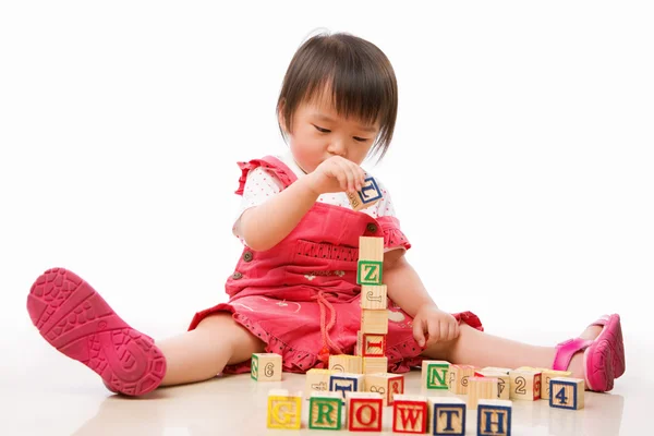 亚洲女性婴儿玩 — 图库照片