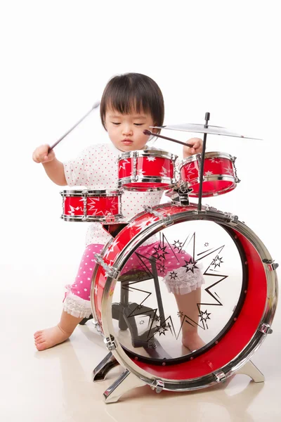 Девочка играет на барабане — стоковое фото