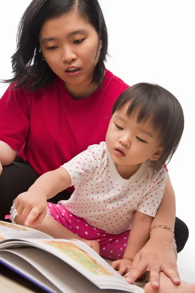 Matka uczy jej mała dziewczynka — Zdjęcie stockowe