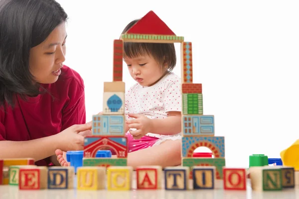 Mor och barn leker tillsammans — Stockfoto