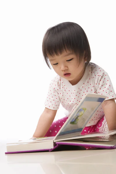 Litlle παιδί ανάγνωση βιβλίο — Φωτογραφία Αρχείου