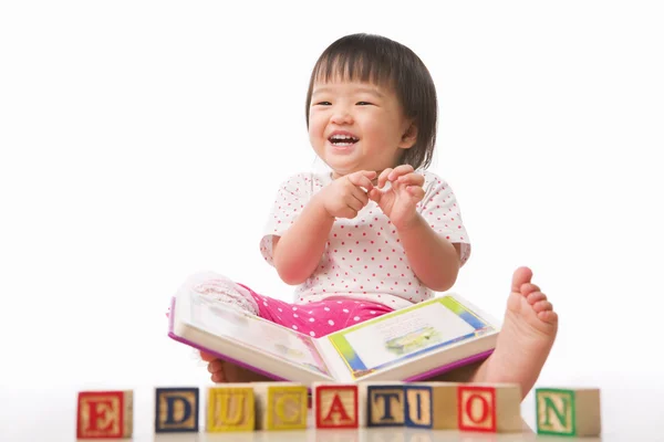 Kleine meisjes, boek en onderwijs — Stockfoto